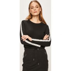 Calvin Klein Jeans - Longsleeve. Czarne topy damskie Calvin Klein Jeans, s, z aplikacjami, z bawełny, z okrągłym kołnierzem. W wyprzedaży za 219,90 zł.