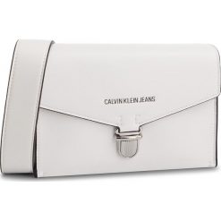 Torebka CALVIN KLEIN JEANS - Sculpted Envelope Sling K60K605238 102. Białe torebki klasyczne damskie marki Calvin Klein Jeans, bez wzorów, z jeansu, wizytowe, bez dodatków. Za 399,00 zł.
