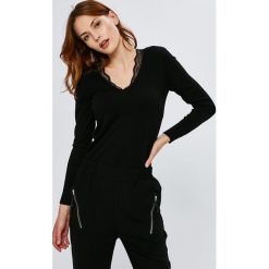 Guess Jeans - Sweter Beth. Czarne swetry klasyczne damskie marki Guess Jeans, s, z aplikacjami, z poliesteru. W wyprzedaży za 299,90 zł.