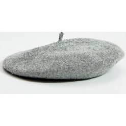 Wełniany beret z aplikacją - Jasny szary. Szare berety damskie Mohito, z aplikacjami, z wełny. W wyprzedaży za 9,99 zł.