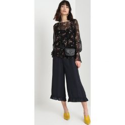 Second Female BLOUSE Bluzka moonless night. Czarne bluzki damskie marki Second Female, m, bez wzorów, z wiskozy, bez kołnierzyka, bez rękawów. Za 569,00 zł.