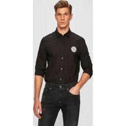 Guess Jeans - Koszula. Czarne koszule męskie Guess Jeans, xl, z aplikacjami, z bawełny, klasyczne, z klasycznym kołnierzykiem, z długim rękawem. W wyprzedaży za 139,90 zł.