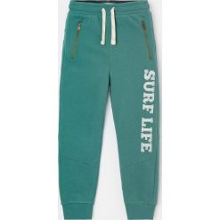 Joggery dresowe - Zielony. Zielone spodnie męskie Reserved, bez wzorów, z dresówki. W wyprzedaży za 49,99 zł.