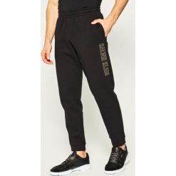 Spodnie dresowe Calvin Klein Performance Knit 00GMS0P695. Niebieskie jeansy męskie Calvin Klein Performance, s, bez wzorów. W wyprzedaży za 299,00 zł.
