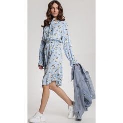Jasnoniebieska Sukienka Roan. Niebieskie sukienki damskie Renee, s, w kwiaty, klasyczne, ze stójką, z długim rękawem, długie, midi, rozkloszowane. Za 89,99 zł.