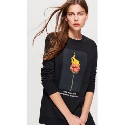 Bluza z fotoprintem - Czarny. Czarne bluzy damskie marki Cropp, m. W wyprzedaży za 29,99 zł.