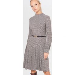 Midi sukienka z paskiem - Brązowy. Pomarańczowe sukienki damskie Mohito, bez wzorów, bez kołnierzyka, bez rękawów, midi. Za 179,99 zł.