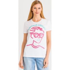 T-SHIRT Emporio Armani. Białe t-shirty damskie z materiału. Za 509,00 zł.