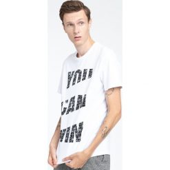T-shirt męski TSM007 - biały. Białe koszulki męskie 4f, na lato, m, z nadrukiem, z bawełny, bez kołnierzyka, krótkie. W wyprzedaży za 19,99 zł.