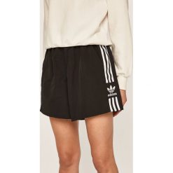 Adidas Originals - Szorty. Czarne szorty damskie adidas Originals, bez wzorów, z poliesteru, casualowe. W wyprzedaży za 119,90 zł.