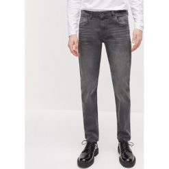 Spodnie jeansowe slim - Szary. Szare spodnie męskie Reserved, bez wzorów, z jeansu. Za 99,99 zł.