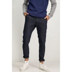 Spodnie chino w kolorze granatowym. Niebieskie spodnie męskie Garcia, na co dzień, m, w paski. W wyprzedaży za 119,95 zł.