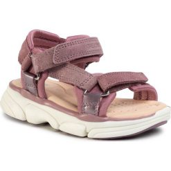 Sandały GEOX - J S.Lunare G. B J02BHB 07715 C8025 M Rose Smoke. Różowe sandały dziewczęce Geox, z zamszu, bez zapięcia. Za 279,00 zł.