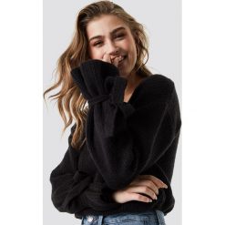 Linn Ahlborg x NA-KD Sweter z wiązanymi rękawami - Black. Czarne swetry oversize damskie marki Linn Ahlborg x NA-KD, z dzianiny. Za 121,95 zł.