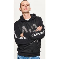 Bluzy męskie: Bluza z napisem na rękawach – Czarny