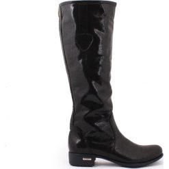 Kozaki - skóra naturalna - model 160 - kolor czarny błyszczący. Czarne kozaki damskie Zapato, na co dzień, na zimę, z jeansu, eleganckie, przed kolano, na niskim obcasie, na płaskiej podeszwie, bez zapięcia. W wyprzedaży za 349,30 zł.