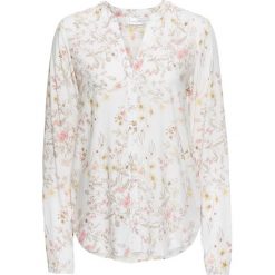 Bluzka z nadrukiem bonprix biel wełny w kwiaty. Białe koszulki damskie bonprix, z nadrukiem, z wełny, eleganckie, z dekoltem w serek, bez rękawów. Za 79,99 zł.