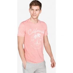 Jack & Jones New Hero Koszulka Różowy Beżowy. Różowe podkoszulki męskie Jack & Jones, l, z haftami, z bawełny, bez kołnierzyka, z krótkim rękawem, krótkie. Za 66,95 zł.