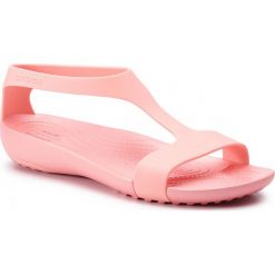 SANDAŁY SERENA SANDAL. Różowe sandały damskie Crocs, bez wzorów, eleganckie, bez obcasa, bez zapięcia. W wyprzedaży za 119,99 zł.