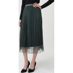 Ciemnozielona Spódnica Lytton. Zielone spódniczki damskie Born2be, s, bez wzorów, z weluru, eleganckie, midi, rozkloszowane. Za 99,99 zł.
