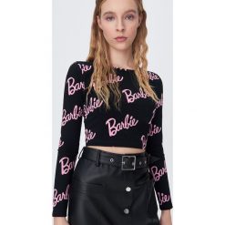 Krótka bluzka Barbie - Czarny. Czarne bluzki damskie Sinsay, xl, bez wzorów, bez kołnierzyka, z krótkim rękawem. Za 39,99 zł.