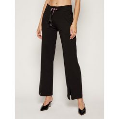 Spodnie materiałowe Armani Exchange 3HYP87 YJ76Z 1200. Czarne spodnie damskie Armani Exchange, m, bez wzorów, z tkaniny. W wyprzedaży za 279,00 zł.