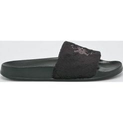 Reebok Classic - Klapki Classic. Czarne klapki damskie Reebok Classic, bez wzorów, z materiału, bez obcasa. W wyprzedaży za 99,90 zł.