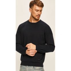 Guess Jeans - Sweter. Niebieskie swetry męskie Guess Jeans, s, z aplikacjami, z poliesteru, z okrągłym kołnierzem, bez kaptura. Za 399,90 zł.