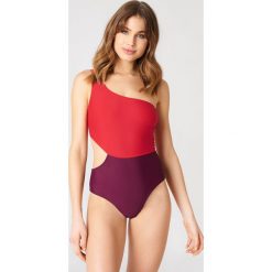 Stroje jednoczęściowe: NA-KD Swimwear Jednoczęściowy kostium kąpielowy na jedno ramię Color Block – Purple
