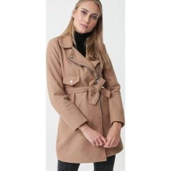Beżowy Płaszcz Joyla. Brązowe płaszcze damskie Born2be, m, eleganckie, długie. Za 219,99 zł.