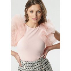Jasnoróżowa Bluzka Kynan. Różowe bluzki damskie Born2be, s, bez wzorów, z dzianiny, z okrągłym kołnierzem, z krótkim rękawem. Za 79,99 zł.