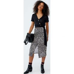 Spódnica w panterkę z rozcięciem. Szare spódniczki damskie Pull&Bear, bez wzorów. Za 79,90 zł.