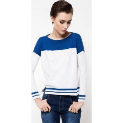 Sweter w kolorze biało-niebieskim. Niebieskie swetry damskie marki Deni Cler, bez wzorów, z denimu, z długim rękawem, długie, bez kaptura. W wyprzedaży za 239,95 zł.