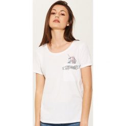 T-shirt z jednorożcem - Biały. Białe t-shirty damskie House, l. W wyprzedaży za 15,99 zł.