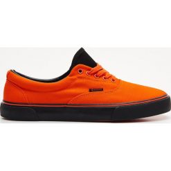 Trampki - Pomarańczowy. Pomarańczowe trampki męskie Cropp, bez wzorów, bez zapięcia. Za 79,99 zł.