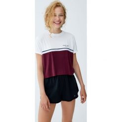 Koszulka z panelem, paskiem i napisem. Zielone t-shirty damskie marki Pull&Bear, z napisami. Za 49,90 zł.