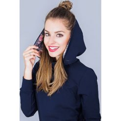 Bluza z kapturem w kwiaty. Czarne bluzy damskie Pakamera, na lato, w kwiaty, z dzianiny, bez rękawów, z kapturem. Za 132,00 zł.