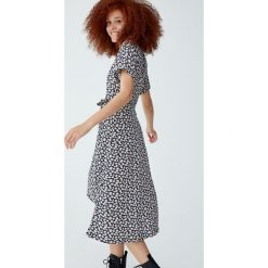 Kopertowa sukienka z falbaną. Zielone sukienki damskie z falbanami marki Pull&Bear, z kopertowym dekoltem, kopertowe. Za 139,00 zł.