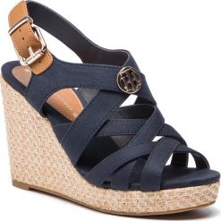 Espadryle TOMMY HILFIGER - Iconic Elena Sandal Hardware FW0FW04104 Midnight 403. Niebieskie espadryle damskie TOMMY HILFIGER, z aplikacjami, ze skóry ekologicznej, bez obcasa, na obcasie. W wyprzedaży za 349,00 zł.