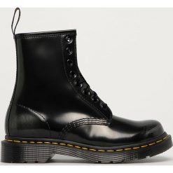 Dr. Martens - Workery skórzane 1460 W. Czarne workery damskie Dr. Martens, ze skóry, bez obcasa, na obcasie, na sznurówki. Za 799,90 zł.