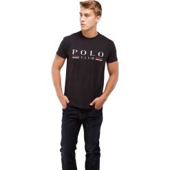 Koszulka w kolorze czarnym. Czarne koszulki męskie Polo Club Men, xxl, z nadrukiem, z bawełny, z okrągłym kołnierzem, bez rękawów. W wyprzedaży za 65,95 zł.