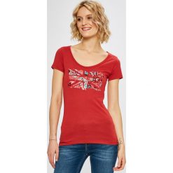 Pepe Jeans - Top Cara. Czerwone bluzki damskie marki Pepe Jeans, s, z nadrukiem, z bawełny, z okrągłym kołnierzem. W wyprzedaży za 59,90 zł.