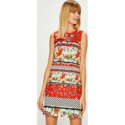 Desigual - Sukienka. Czerwone sukienki damskie Desigual, na co dzień, bez wzorów, z elastanu, casualowe, z okrągłym kołnierzem, bez rękawów, mini, proste. W wyprzedaży za 249,90 zł.