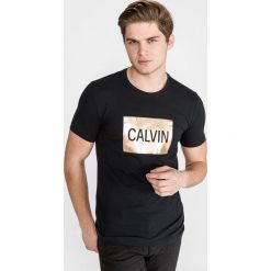 Calvin Klein Koszulka Czarny. Czarne podkoszulki męskie Calvin Klein, xxl, z nadrukiem, z elastanu, z krótkim rękawem. Za 250,95 zł.