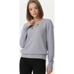 Szary Sweter Deering. Szare swetry damskie Born2be, xl, w paski, prążkowane, eleganckie, z długim rękawem, długie, bez kaptura. Za 79,99 zł.