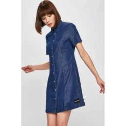 Calvin Klein Jeans - Sukienka. Niebieskie sukienki damskie marki Calvin Klein Jeans, na co dzień, s, bez wzorów, z bawełny, casualowe, bez kołnierzyka, bez rękawów, mini, proste. Za 449,90 zł.