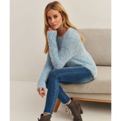 Sweter długi rękaw damski pudełkowy, reglan, luźny. Niebieskie swetry damskie Top Secret, na zimę, bez wzorów, z jeansu, eleganckie, z długim rękawem, długie, bez kaptura. W wyprzedaży za 59,99 zł.