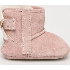 UGG - Śniegowce dziecięce Jesse Bow II. Różowe śniegowce dziewczęce marki Ugg, bez zapięcia. W wyprzedaży za 219,90 zł.