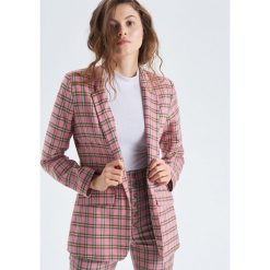 Marynarka w kratę - Różowy. Różowe marynarki damskie marki Cropp, s, bez wzorów. Za 139,99 zł.