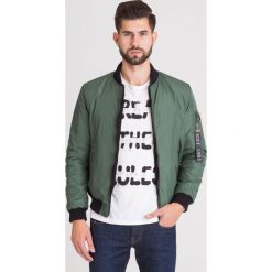 KURTKA DWUSTRONNA GUESS. Zielone płaszcze męskie Guess, xl, z aplikacjami, z dzianiny, klasyczne, bez kaptura. Za 340,00 zł.